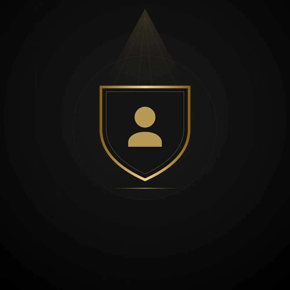 Escudo dourado com a silhueta de uma pessoa sob um facho de luz — a presunção de inocência diante da exposição midiática